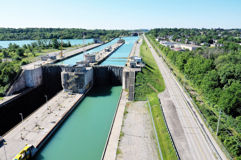 Vista aérea das eclusas gêmeas do Canal Welland em St. Catharines, Ontário.