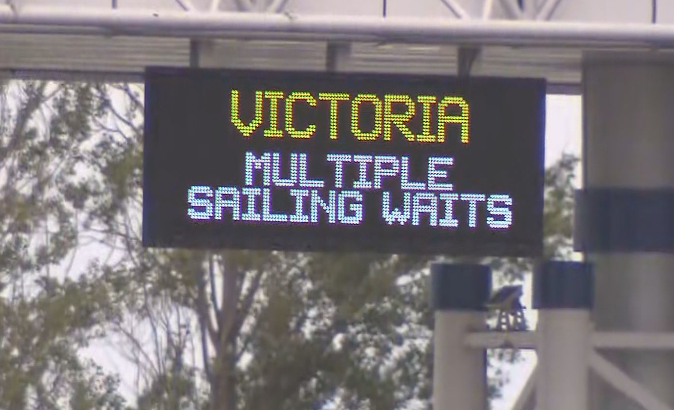 Panneau numérique affichant plusieurs horaires de traversée en direction de Victoria depuis Tsawwassen