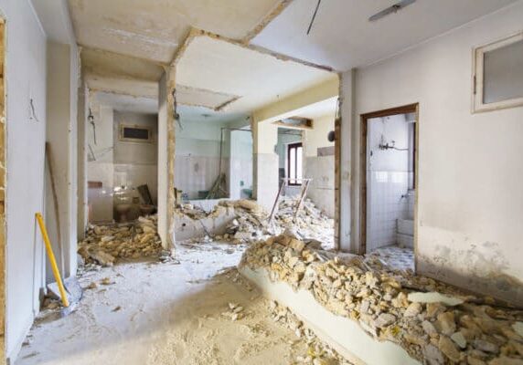 Intérieur d'un bâtiment partiellement démoli
