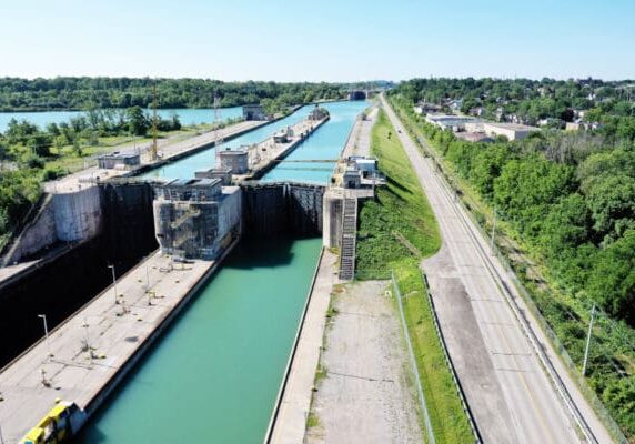 Vista aérea das eclusas gêmeas do Canal Welland em St. Catharines, Ontário.