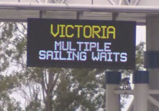 Panneau numérique affichant plusieurs horaires de traversée en direction de Victoria depuis Tsawwassen