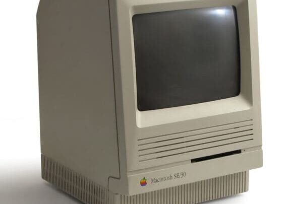 Photographie studio authentique d'un ordinateur Macintosh SE/30 vintage classique, mettant en valeur son design de bureau emblématique.